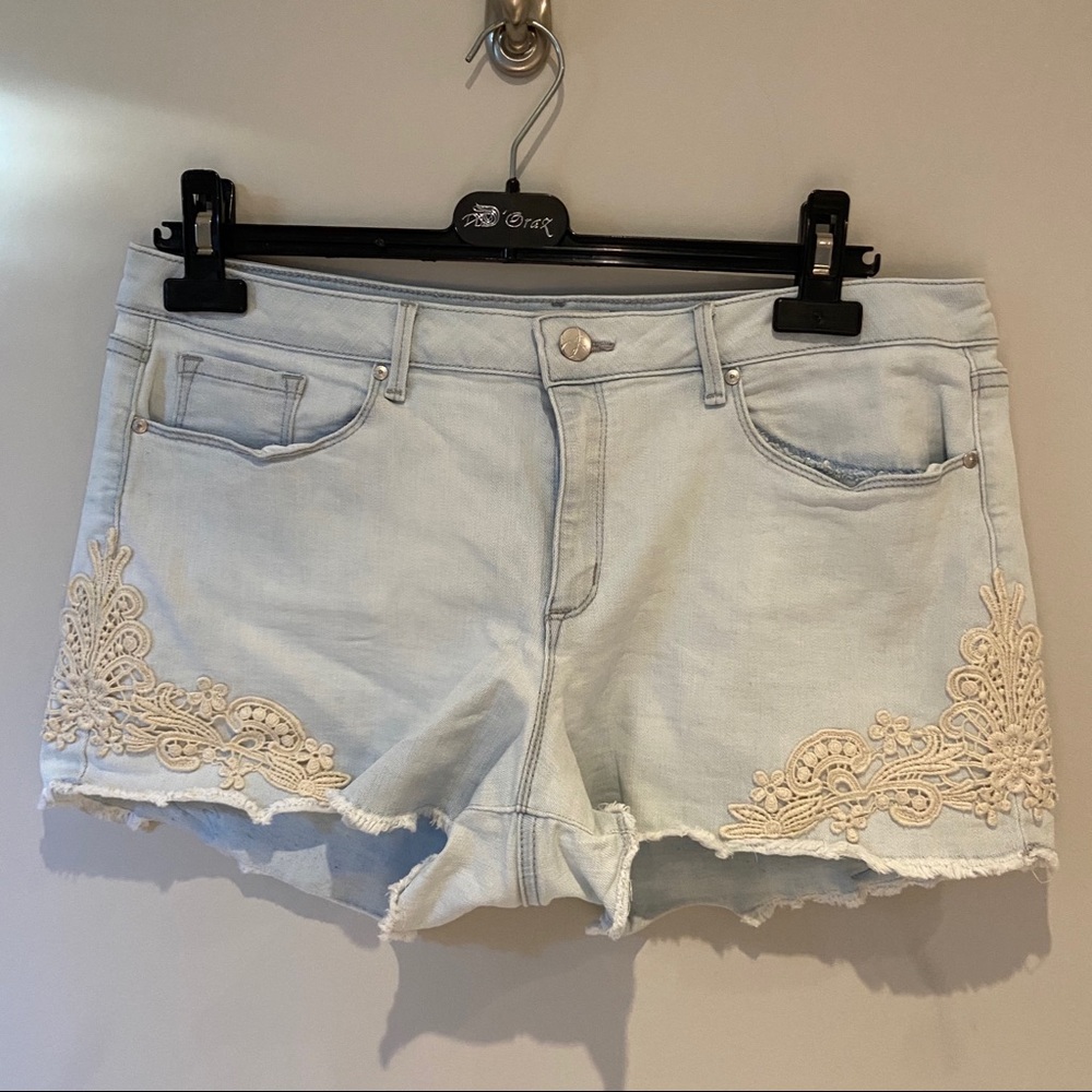 Cute Lacy Denim Light-wash Shorts